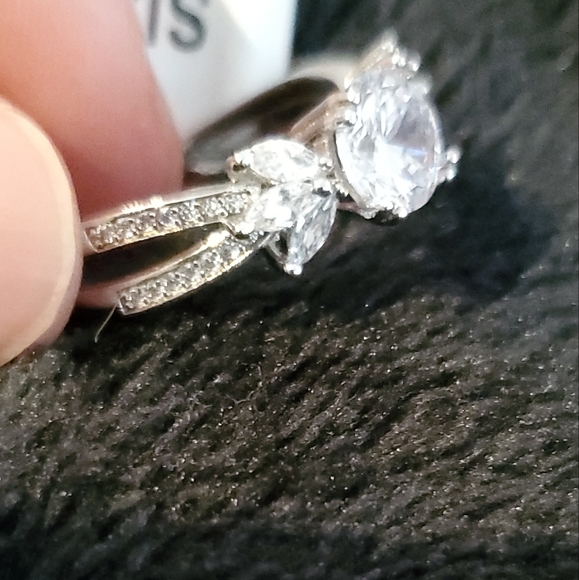9  $30 💍🤍  NWT round center faux diamond stone with marquee flanks - Picture 3 of 13